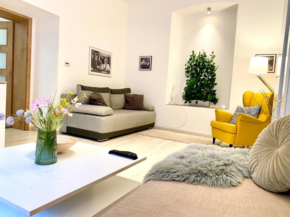 James Bond Apartment Old Town บราติสลาวา ภายนอก รูปภาพ