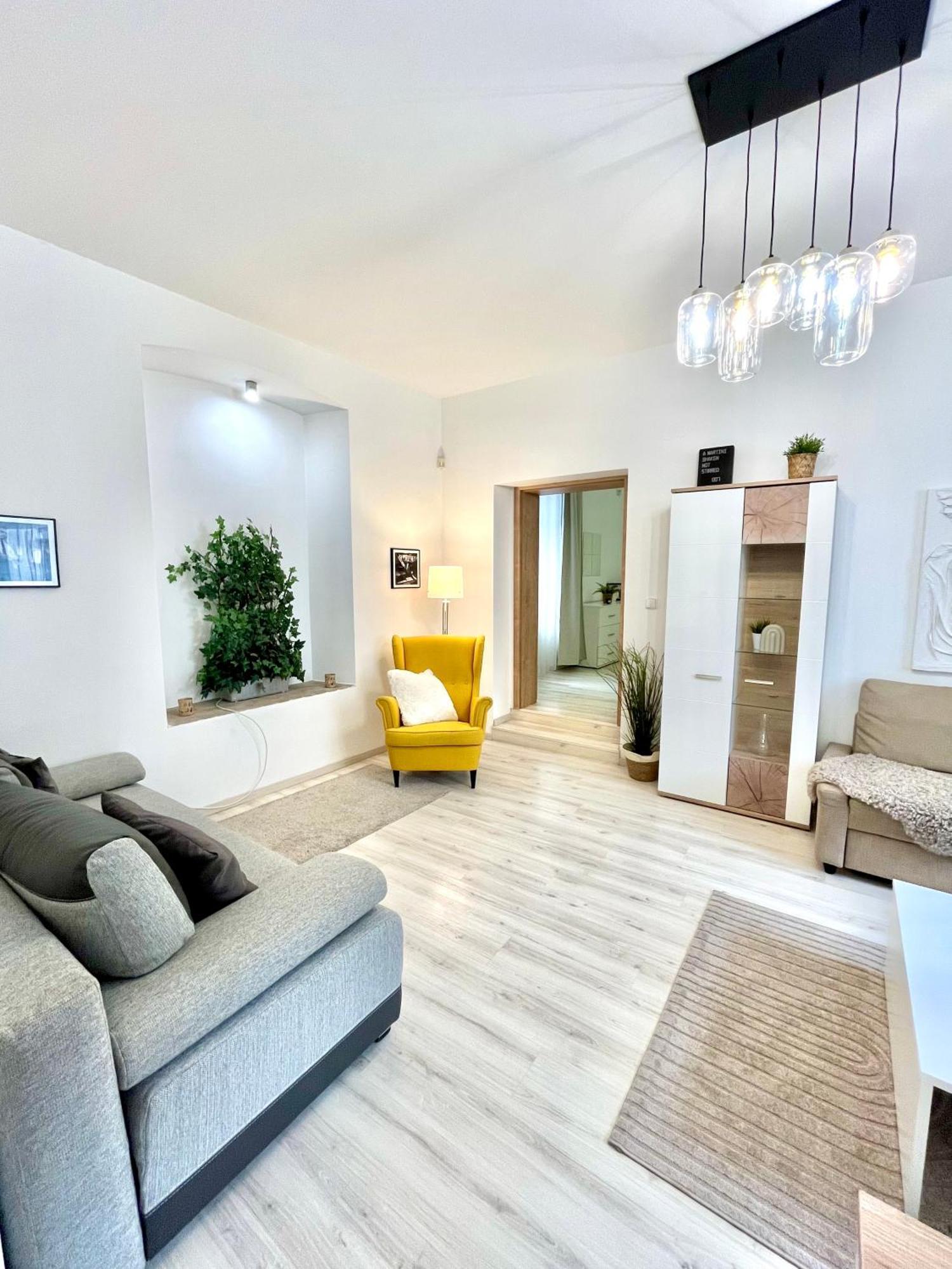 James Bond Apartment Old Town บราติสลาวา ภายนอก รูปภาพ