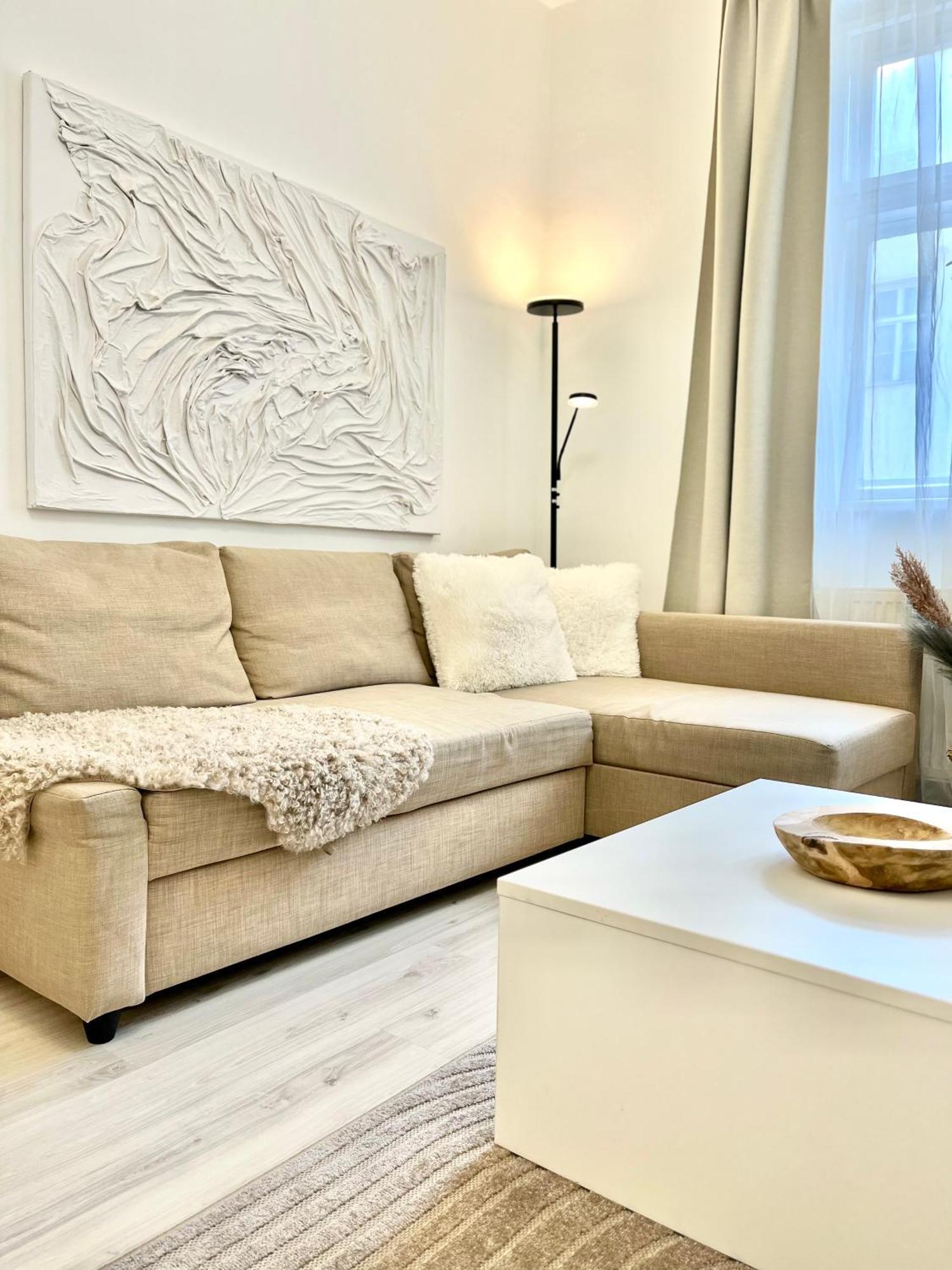 James Bond Apartment Old Town บราติสลาวา ภายนอก รูปภาพ